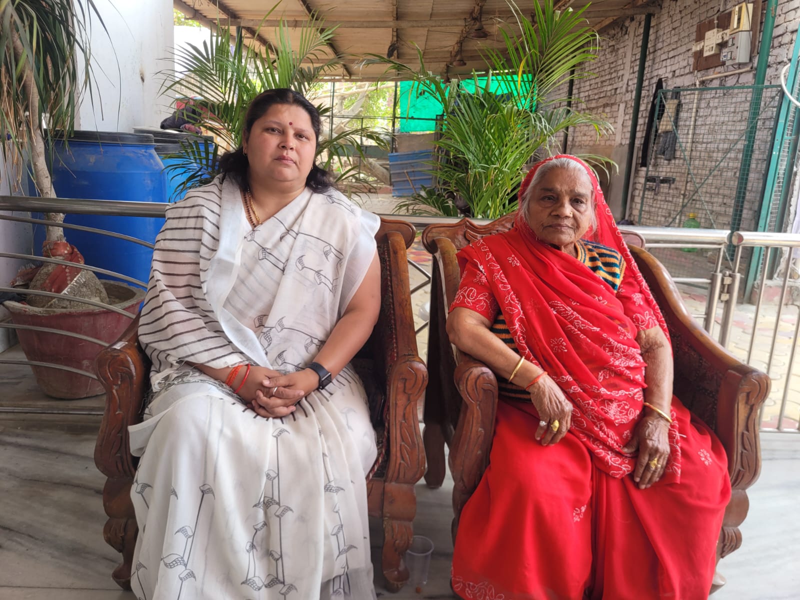 उमेश पाल की पत्नी और मां.