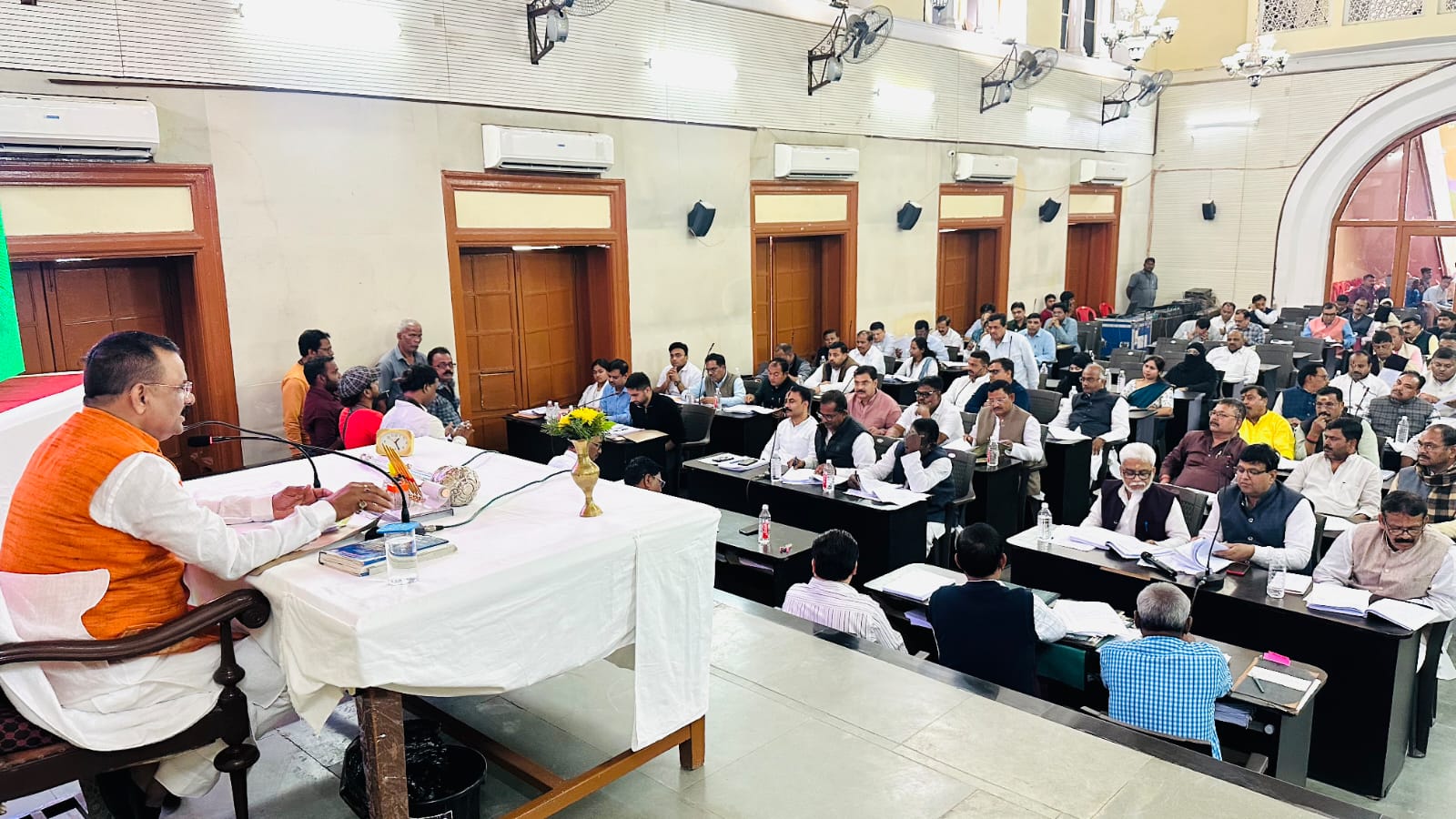 वाराणसी नगर निगम में सदन बैठक.