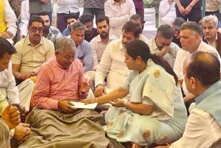 पालम अग्निकांड: पीड़ित परिवार से मिलने पहुंची मुख्यमंत्री रेखा गुप्ता