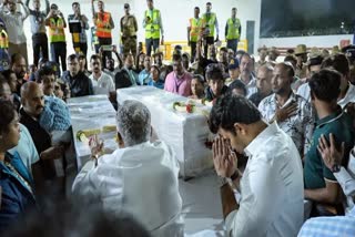 People pay trubite to the body of Manjunath Rao in Bengaluru.