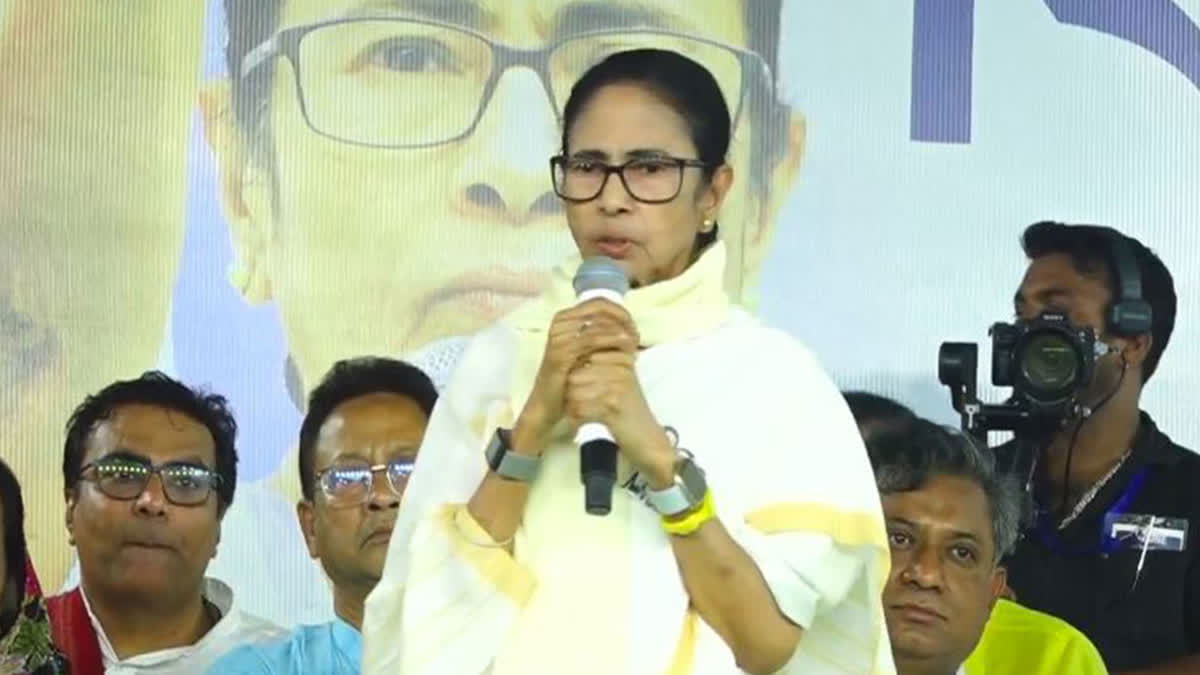 তেওঁ ঝালমুৰিৰে প্ৰতিশ্ৰুতি দিলে, মই তেওঁক ভেলপুৰী খুৱাম: মমতা বেনাৰ্জী West Bengal Chief Minister Mamata Banerjee