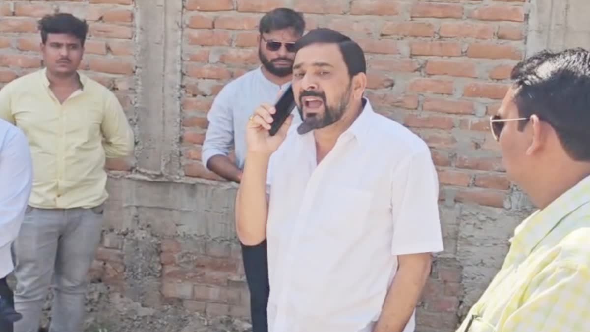 रीवा महापौर अजय मिश्रा ने आपा खोया, कर्मचारी से बोले- यहां आओ तुमको इसी  नाली मे घुसेड़ दें