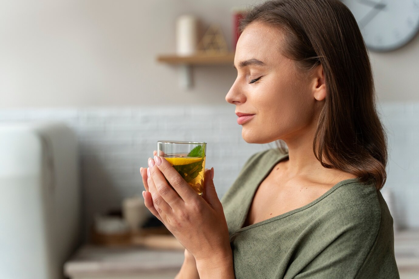 Learn about 10 health benefits of drinking green tea that will make you want to drink it