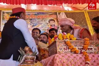 इटावा में कथाचार्य का सम्मान करते अखिलेश यादव.
