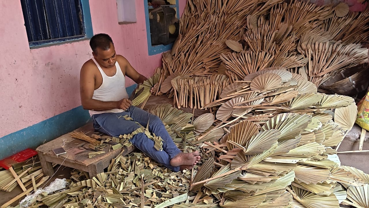 Gaya’s Pankha Gali Keeps Centuries-Old Hand Fan Craft Alive Against Modern-Day Cooling Threats