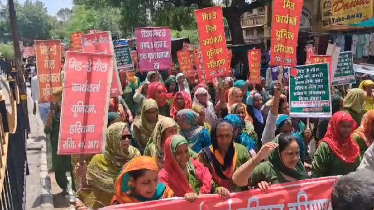MID DAY MEAL WORKERS PROTEST