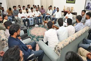 गहलोत से मिले छात्र