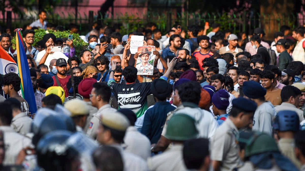 https://imgs.etvbharat.com/etvbharat/prod-images/24-07-2026/1200-675-27222688-thumbnail-16x9-protest.jpg