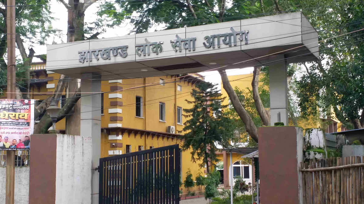 JPSC विवाद: हेमंत सरकार के भरोसेमंद एल खियांग्ते भी नहीं सुधार पाए आयोग का  कामकाज, अब गिरफ्तारी की लटक रही तलवार