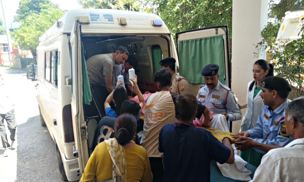 लोगों और HRTC कर्मचारियों ने महिला को अस्पताल पहुंचाया