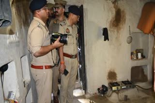 पुलिस जांच पड़ताल करते हुए.