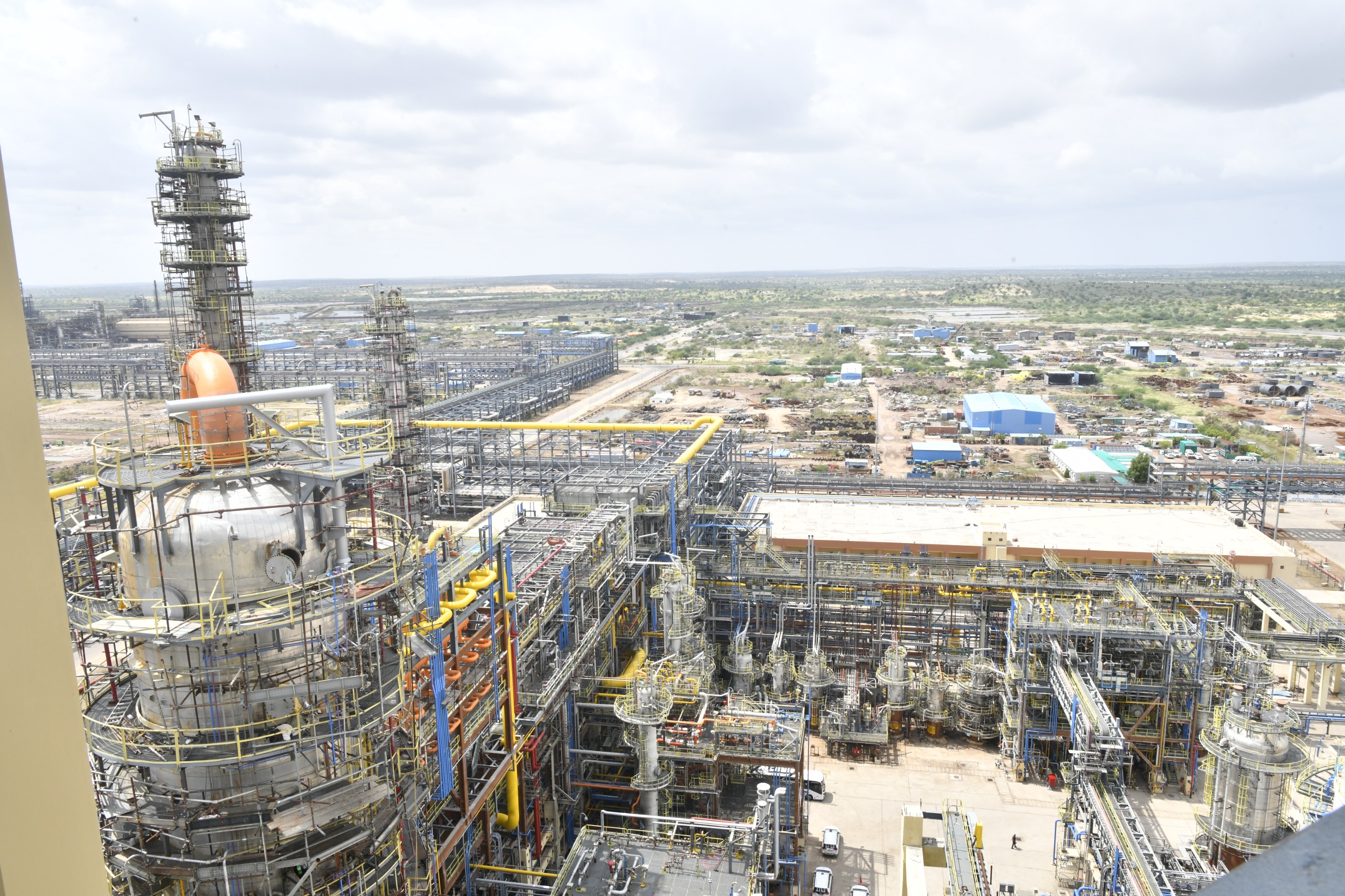 केंद्रीय पेट्रोलियम मंत्री व मुख्यमंत्री ने किया रिफाइनरी का निरीक्षण, पूर्व सांसद जसोल की मौजूदगी बनी चर्चा का विषय!