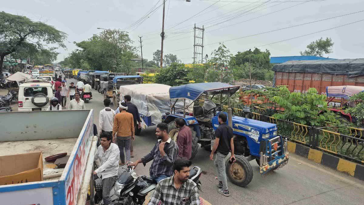 RATLAM FARMERS BLOCKED ROAD
