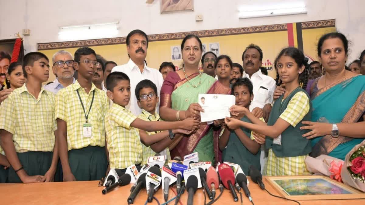 மாணவர்களுடன் பிரேமலதா விஜயகாந்த்