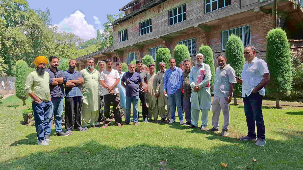کمپوزٹ ٹینڈرنگ کی سخت مخالفت، ترال میں کمپوزٹ اور لو ٹینڈرنگ کے خلاف ٹھیکیداروں کا احتجاج Contractors protest against composite tendering in Tral Urdu News