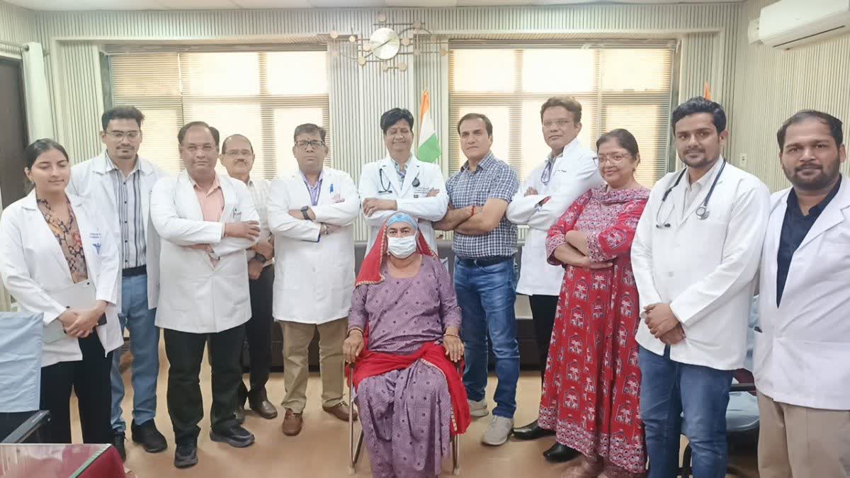 डॉक्टर की टीम के साथ मरीज
