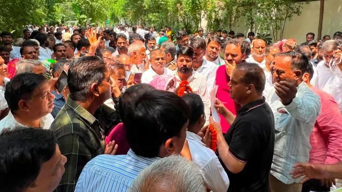 सुनील शर्मा के आवास पर उमड़ी दावेदारों की भीड़