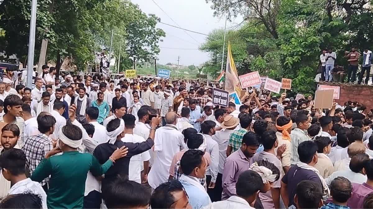 जिला कलेक्टर कार्यालय का घेराव