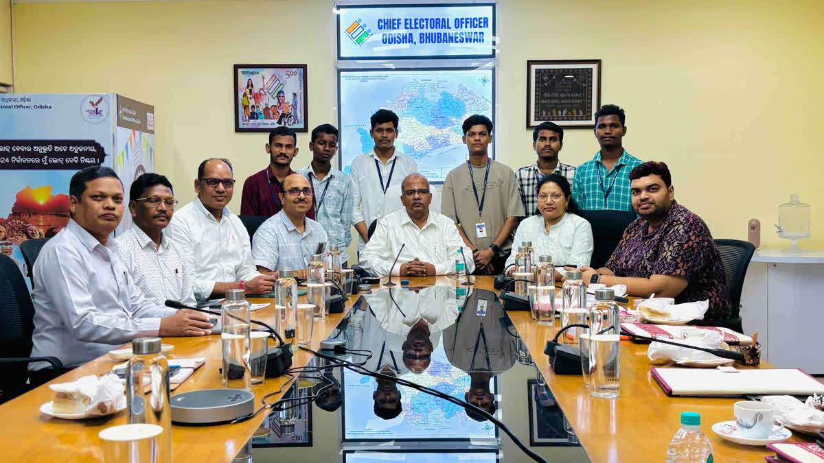 ସ୍ୱତନ୍ତ୍ର ସଘନ ସଂଶୋଧନ ଉପରେ ଉତ୍କଳ ବିଶ୍ୱବିଦ୍ୟାଳୟ ଛାତ୍ରଛାତ୍ରୀଙ୍କ ଇଣ୍ଟର୍ନସିପ୍ Internship for Utkal University students on special intensive revision