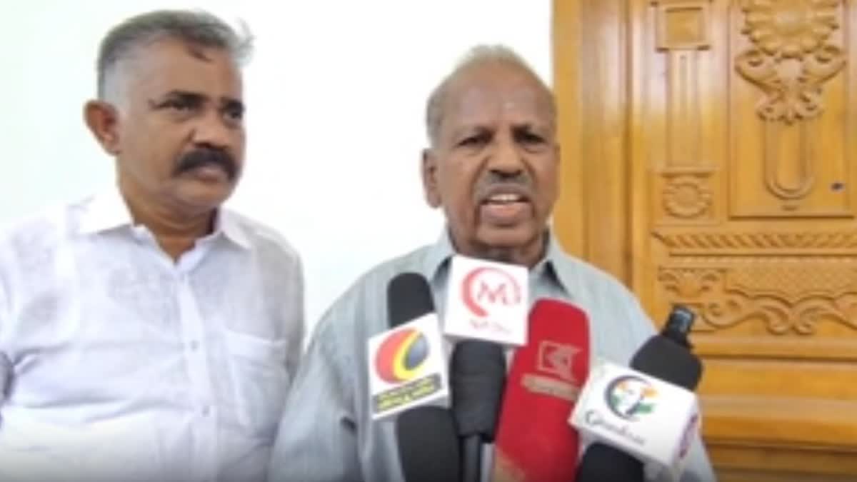 மாவட்ட ஆட்சியரிடம் புகார் அளித்த ஓய்வுபெற்ற அரசு அதிகாரி
