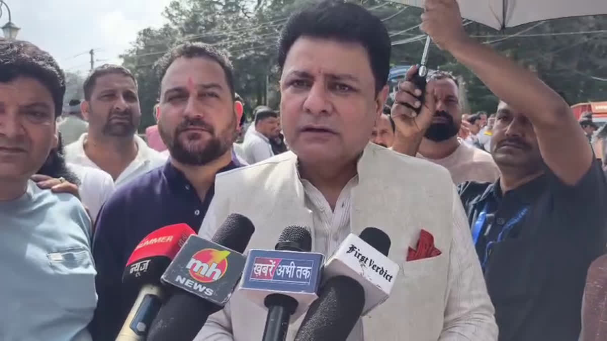 टैक्सी यूनियन के धरने में पहुंचे भाजपा विधायक