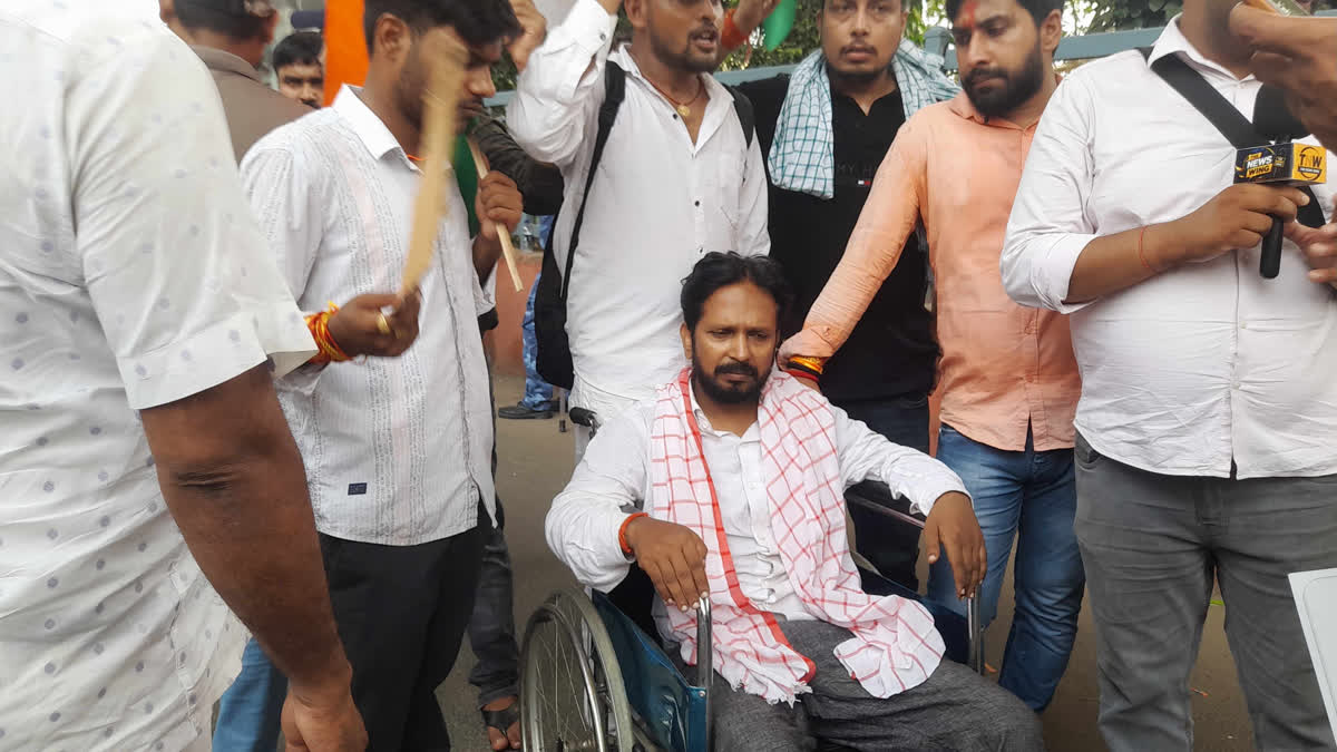 पटना में PhD होल्डर्स का अनशन खत्म, राज्यपाल से मुलाकात में इन मांगों पर बनी सहमति Bihar PhD Scholars hunger strike end