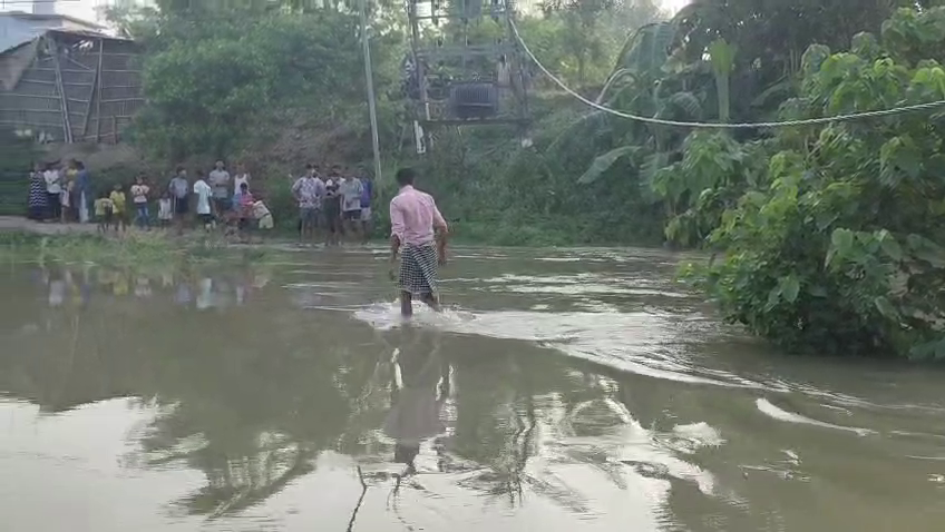 सड़क के ऊपर से बह रहा गंगा का पानी