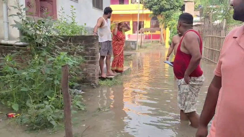 गलियों तक घुसा गंगा की बाढ़ का पानी