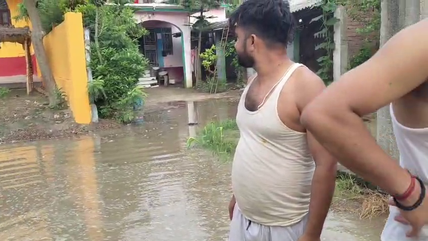 लोगों के घरों की दहलीज तक पहुंची गंगा