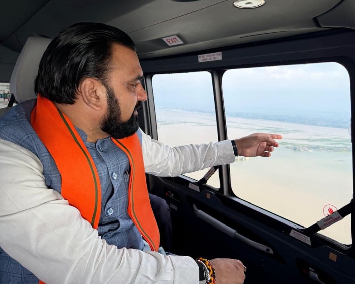 हवाई सर्वे करते सम्राट चौधरी