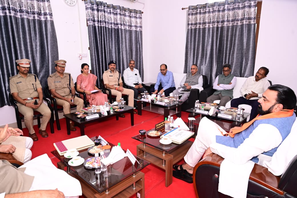 हवाई सर्वे के बाद समीक्षा बैठक