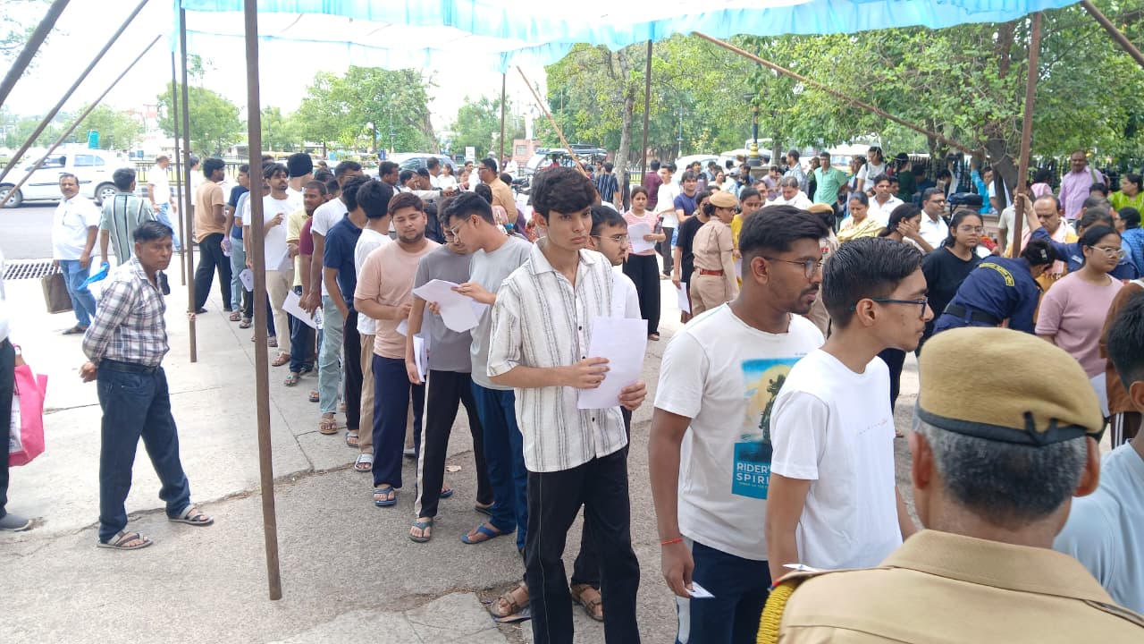नीट यूजी परीक्षा को देने आते छात्र