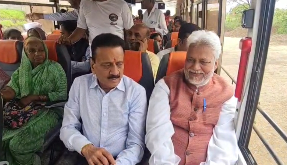 Girish Mahajan Traveling MSRTC Bus