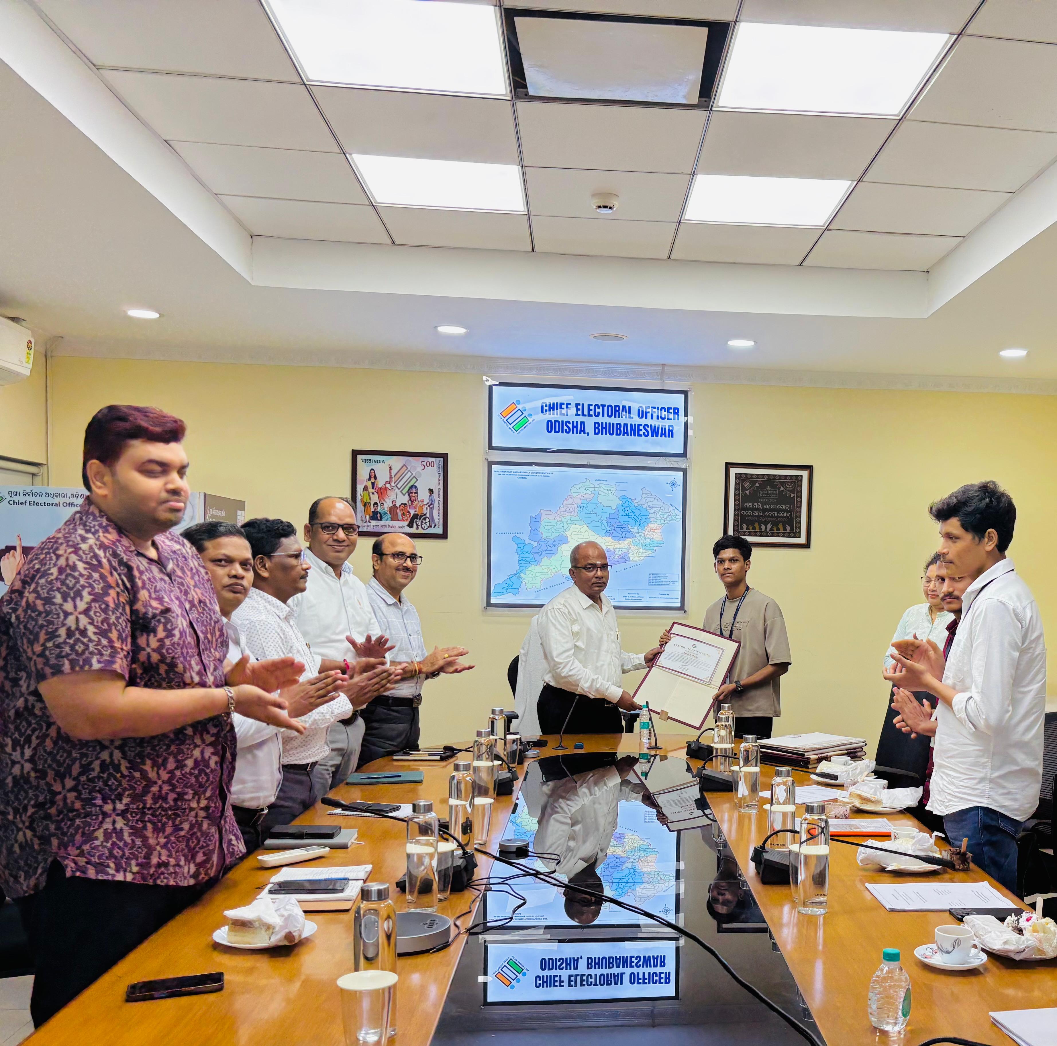 ଛାତ୍ରଛାତ୍ରୀମାନେ ଏସଆଇଆର କାର୍ଯ୍ୟସୂଚୀ ସମୟରେ କ୍ଷେତ୍ରସ୍ତରରେ ସମ୍ମୁଖୀନ ହୋଇଥିବା ବାସ୍ତବ ସମସ୍ୟା ବାବଦରେ ବିବରଣୀ ରଖିଛନ୍ତି ।