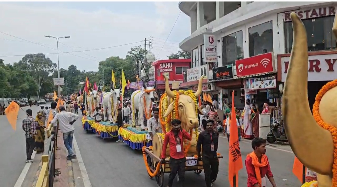 royal procession, passing through various routes, was welcomed at numerous places.2