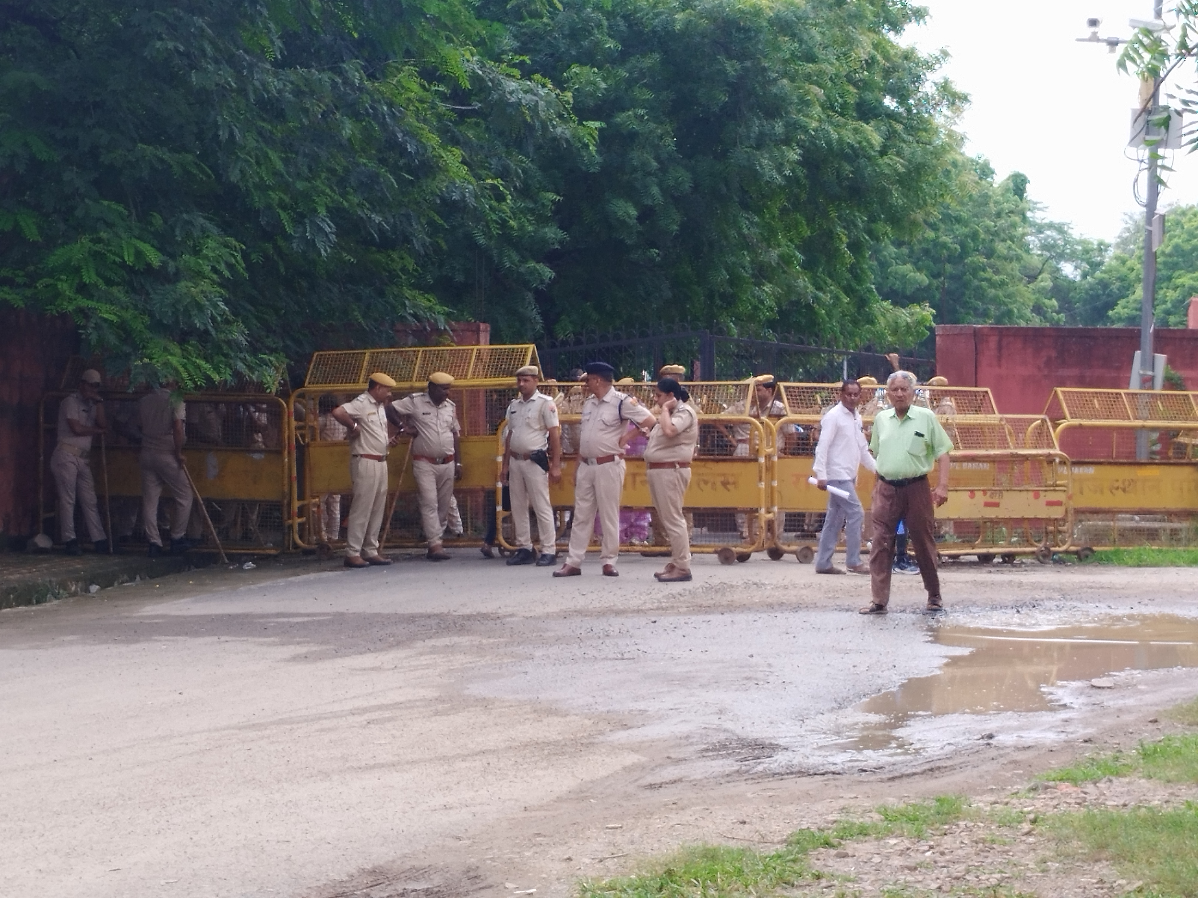 प्रदर्शन के दौरान सुरक्षा चाक-चौबंद रही