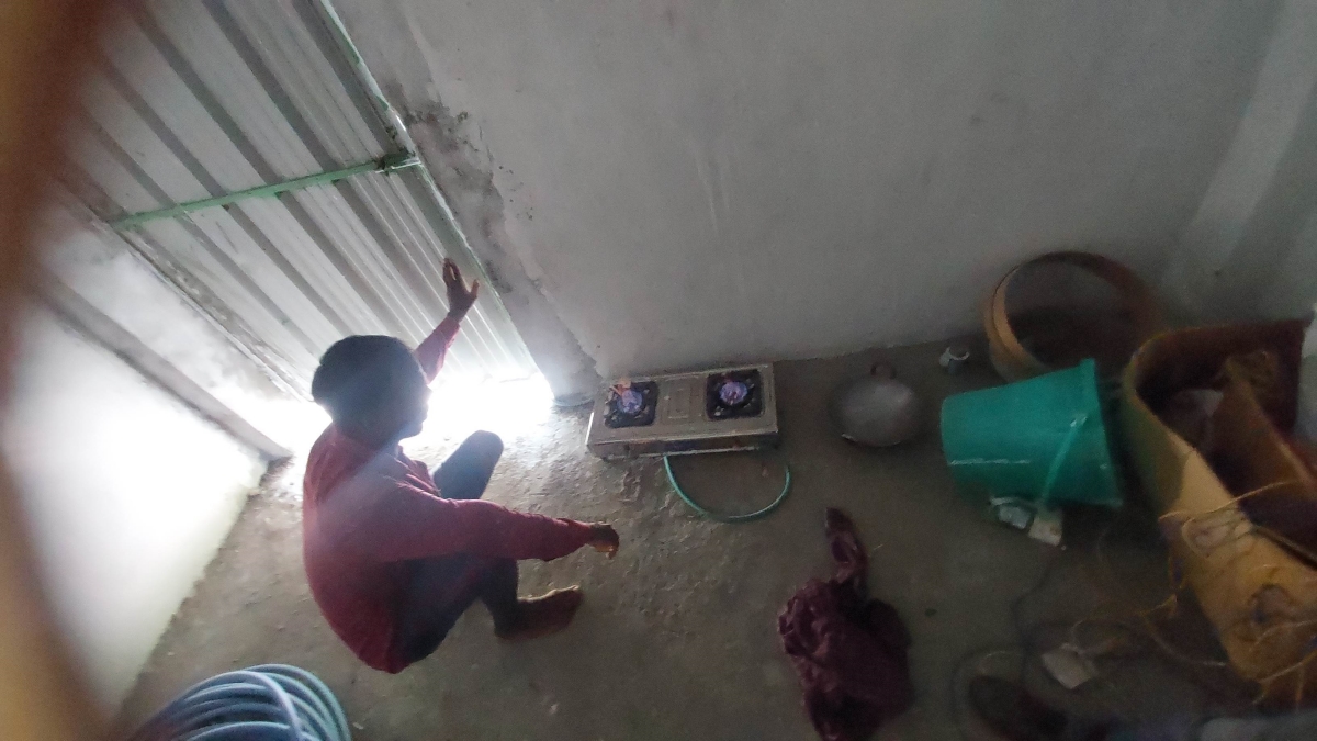 गोबर गैस से जलता चूल्हा