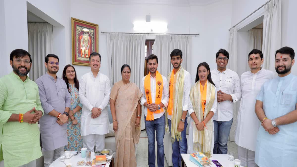 DUSU चुनाव में जीते ABVP छात्र नेताओं से मिली सीएम रेखा गुप्ता