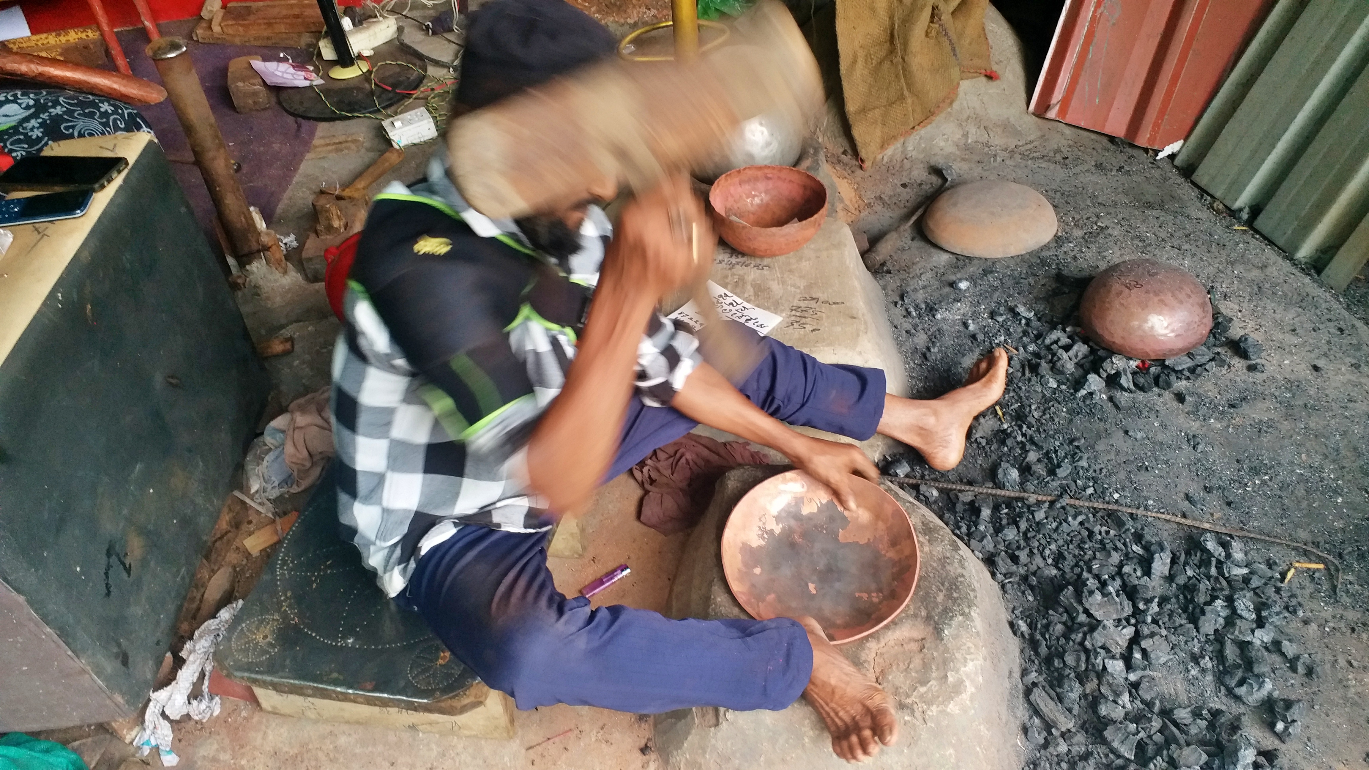 ಹುಲಿವೇಷ, ಕೋಲಕ್ಕೆ ಬೇಕಾದ ತಾಸೆಯ ಕಲಶ ರಚನೆಯೇ ಕಾಯಕ: ಮುಸ್ಲಿಂ ವ್ಯಕ್ತಿಯ ಸೌಹಾರ್ದ ...