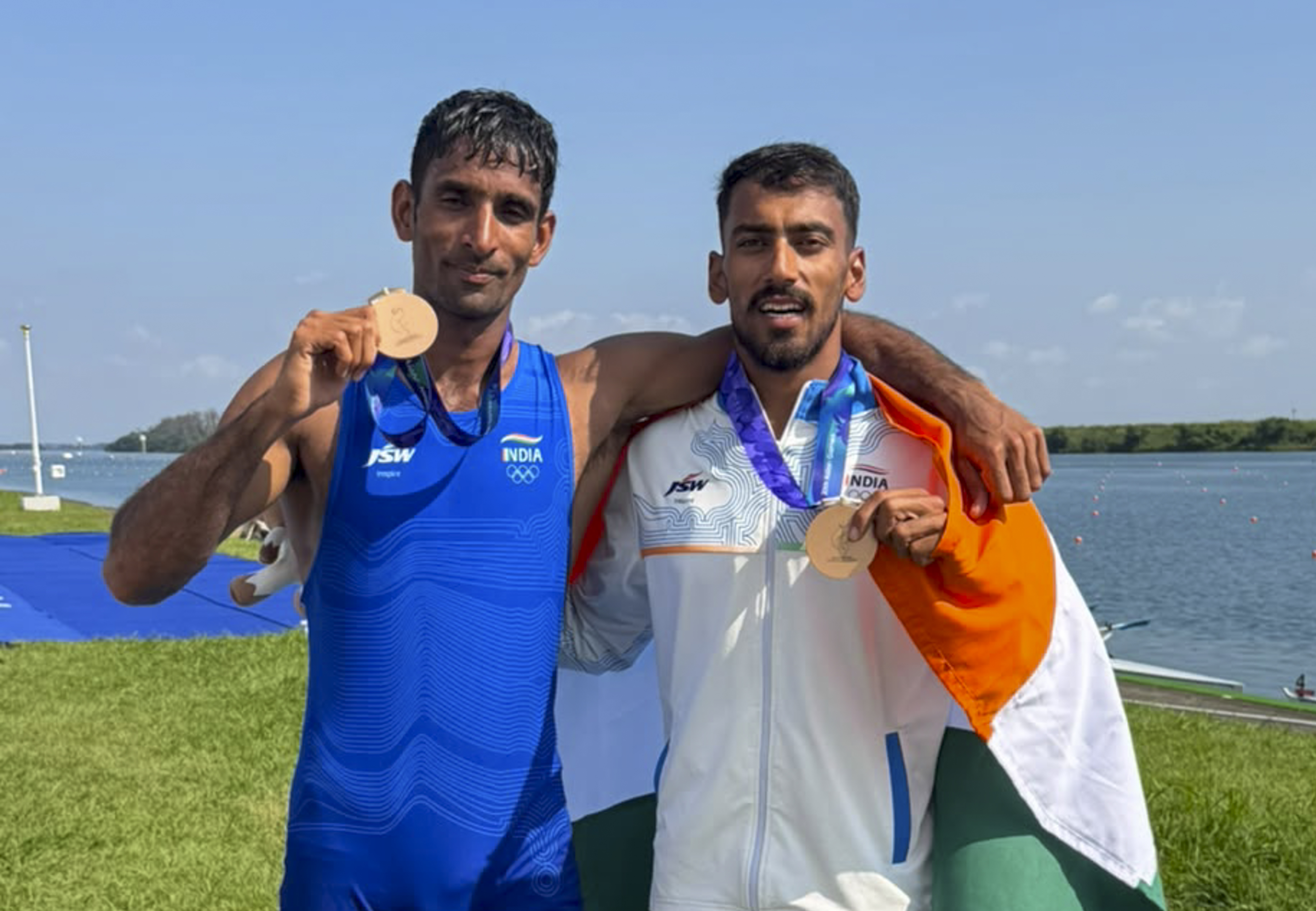 ভারতীয় রোয়ার সতনাম সিং ও সালমান খান ব্রোঞ্জ পদক জিতেছেন।