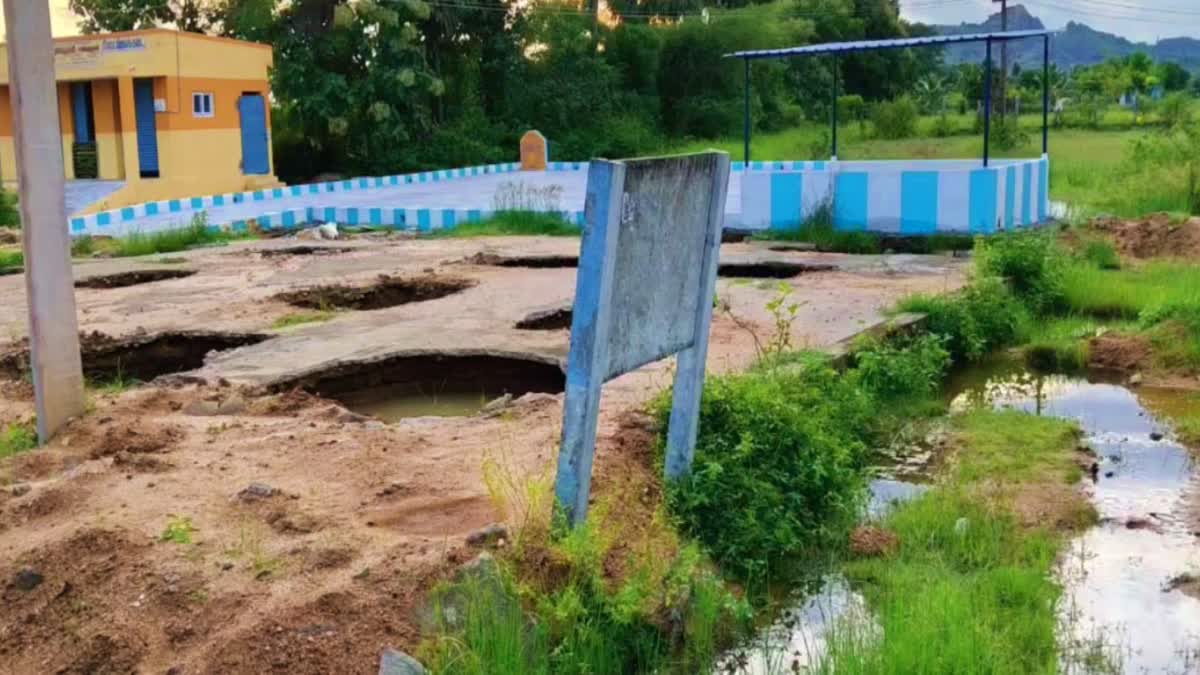 ஊராட்சி மன்ற அலுவலகம் கட்டுவதற்காக தோண்டப்பட்ட குழிகள்