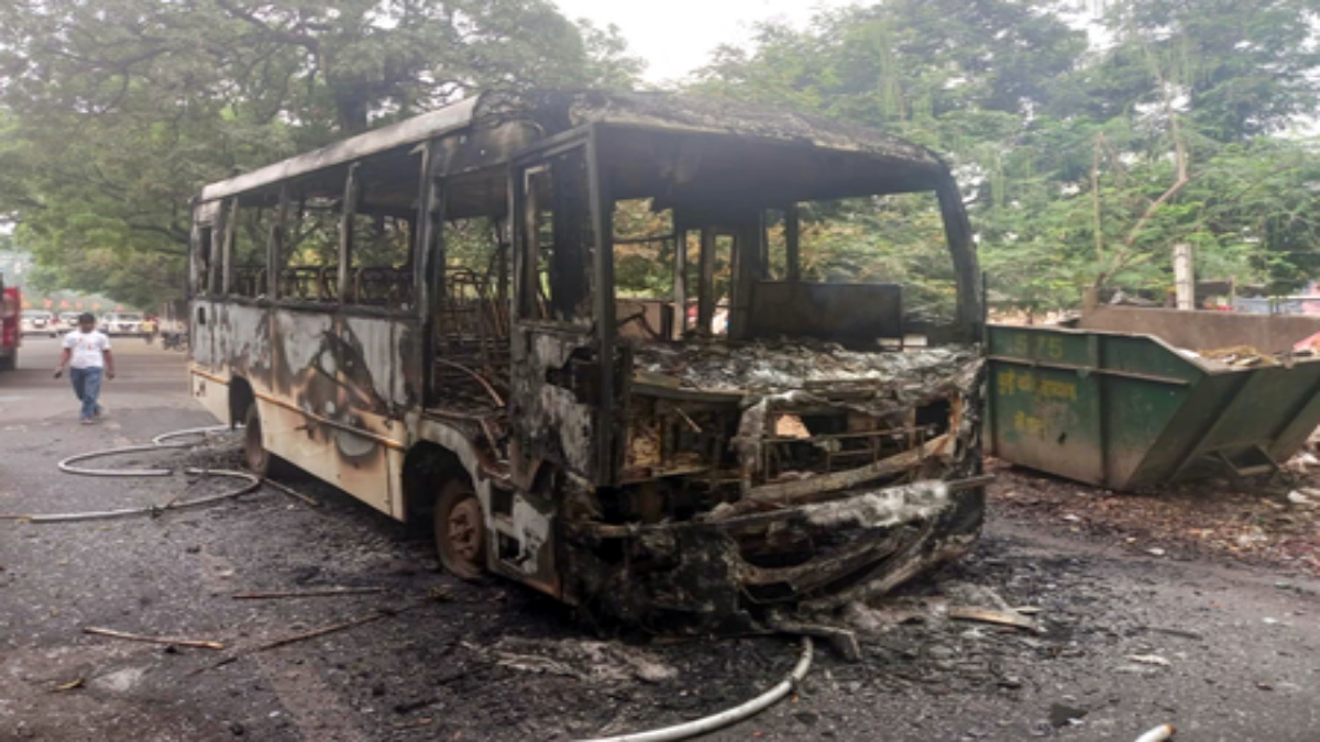 हैदराबाद से बेंगलुरु जा रही बस में लगी भीषण आग, 19 लोगों की मौत 2 HYDERABAD BANGALORE BUS ACCIDENT