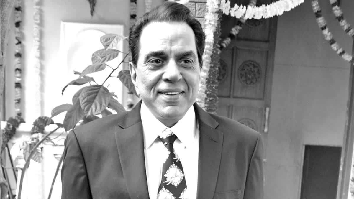 மூத்த இந்தி நடிகர் தர்மேந்திரா காலமானார்