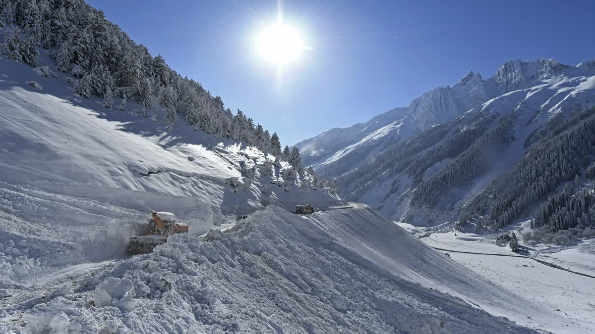 2025 WINTER  TEMPERATURES DROPPED  INDIAN METEOROLOGICAL CENTER  SNOWFALL