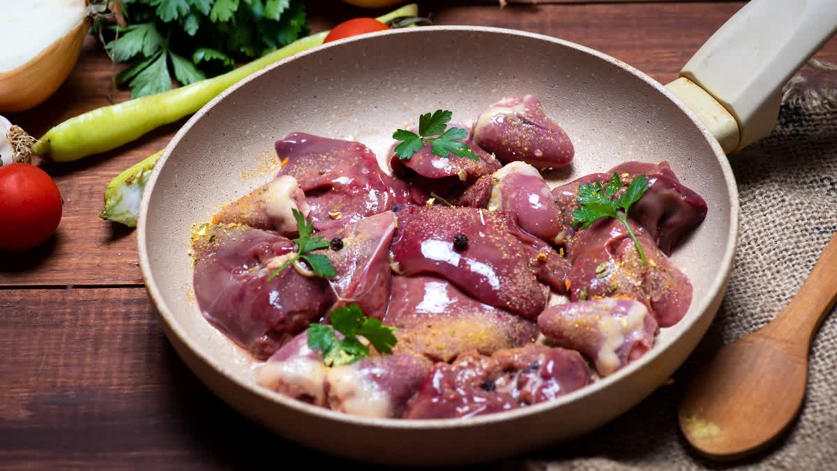 சிக்கன் ஈரல் Vs மட்டன் ஈரல்: அனைவருக்கும் ஏற்றது எது? எதில் சத்து அதிகம்?