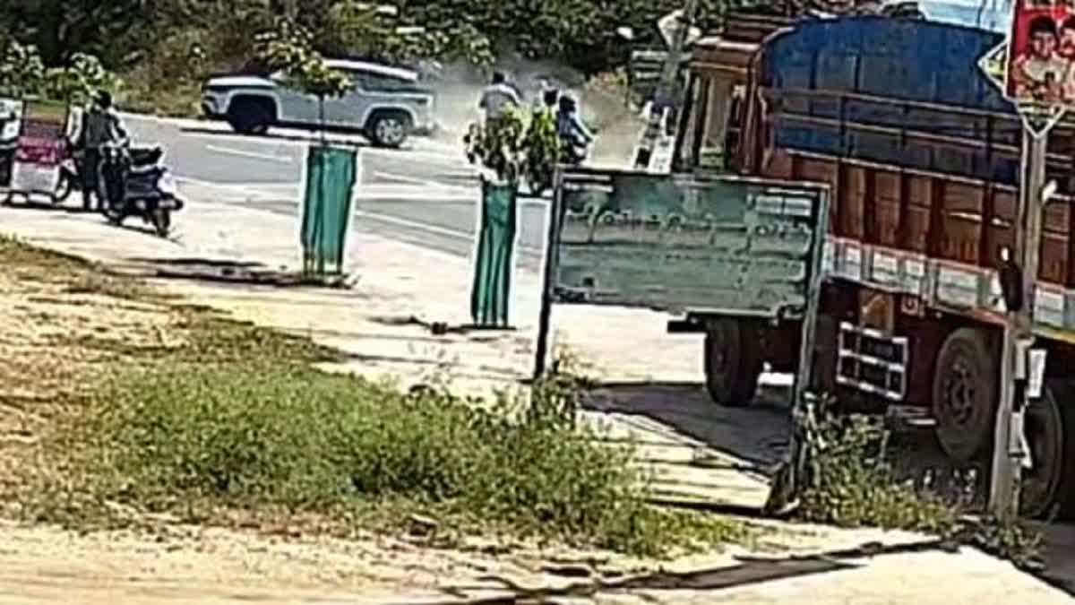 ஷோரூம் கண்ணாடியை உடைத்துக் கொண்டு வெளியே வந்த கார்; சேலம் அருகே பரபரப்பு