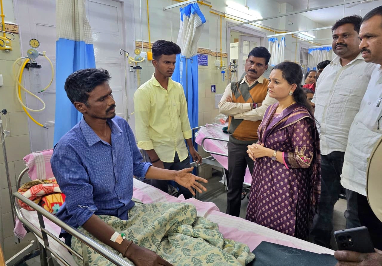 DC DISTRIBUTES 5 LAKH CHEQUE TO VIVEKANANDA DODDAMANI FAMILY