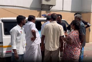 தனியார் மருத்துவமனைக்கு வெளியே இருந்த திமுகவினர் சிலர்