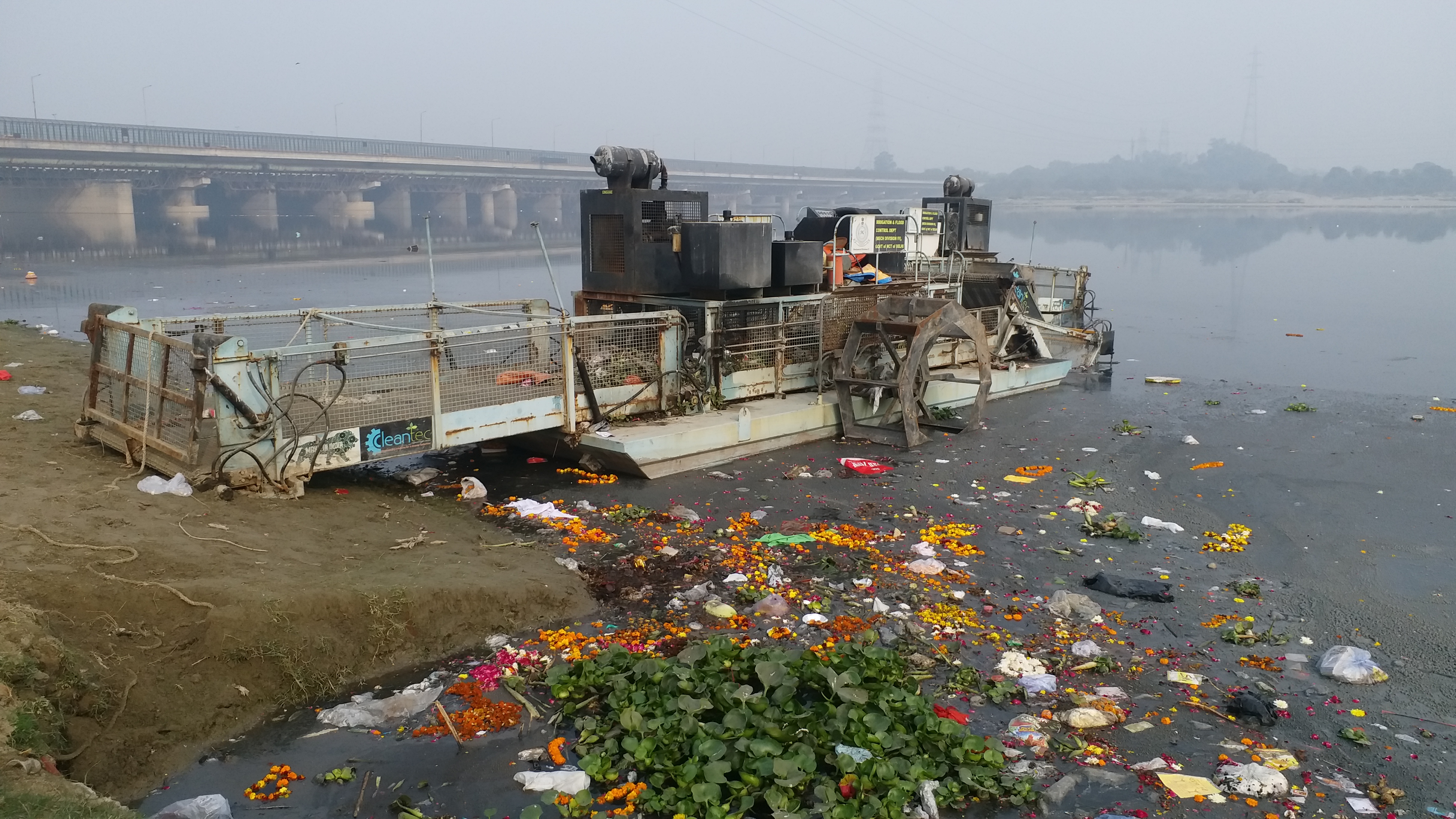 दिल्ली की यमुना के किनारे जगह-जगह इसी तरह की गंदगी है.