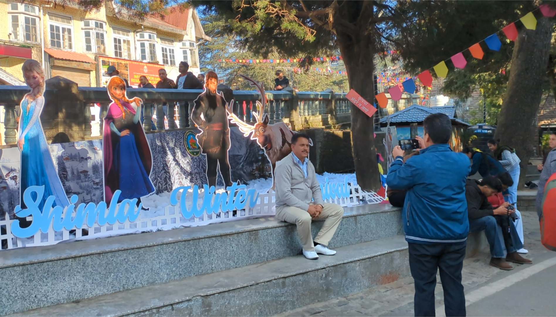 'नकली बर्फ' संग फोटो लेता पर्यटक